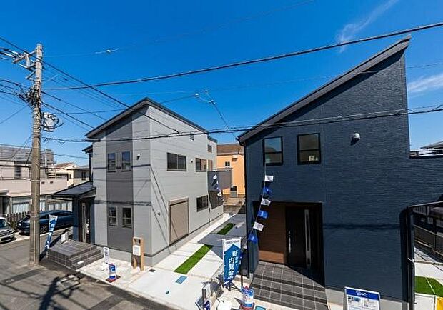 陽当たり良好な角地。駐車スペースも確保した、開放感のある立地です。明るい光が差し込む健やかな暮らしが始まります。