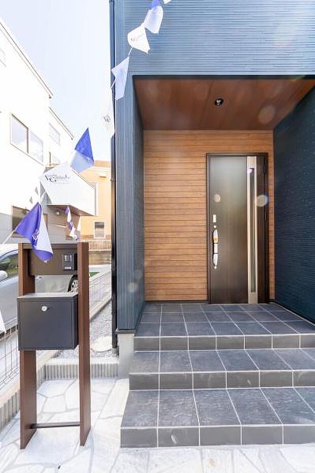 「おかえり」と「いってらっしゃい」を優しく包み込む、明るく広々とした玄関。家族の毎日が、ここから気持ちよく始まります。