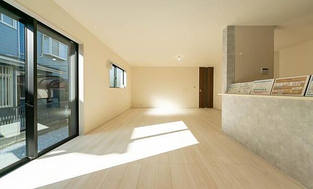 ワイドな窓から陽光がたっぷり入り、朝から家族の笑顔が輝くリビング。明るい空間がお子様の健やかな成長を優しく、温かく見守ります。