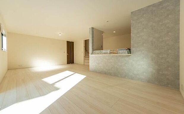 「家族が大好きなリビング」みんなが集まる広いリビング。みんなが大好きなリビングで家族団らん。みんなが集まるからこそ、一層の開放感を手にする素敵な住まい。