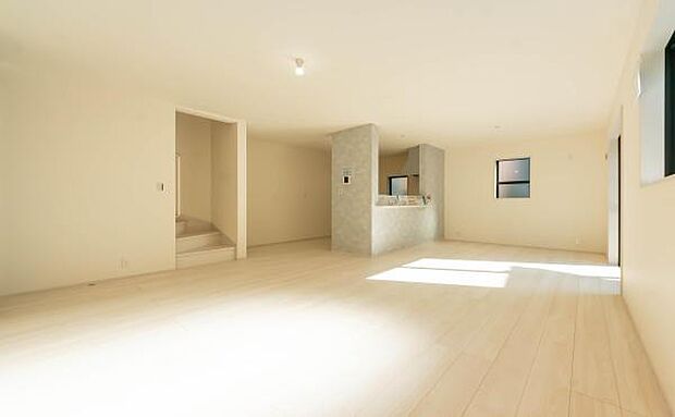 心地よい風が吹き抜ける、ゆとりあるLDK。この広い空間でどんな思い出を作りますか?未来の幸せな生活イメージが膨らむ理想の空間です。