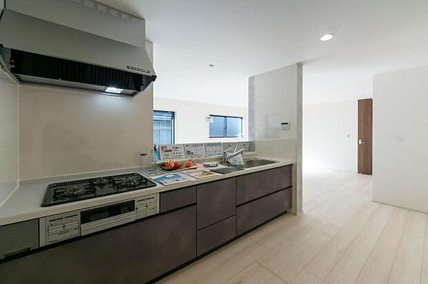 「全体を見渡せる安心感」家族の会話が弾む奥様に人気の高いカウンターキッチン、料理しながらお子様の様子の確認ができ移動しやすい広いキッチンスペースです。