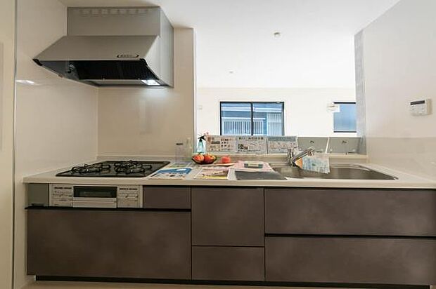 「広々ワイドサイズなシステムキッチン」せっかくのお料理空間。毎日の事だから広々システムキッチン。