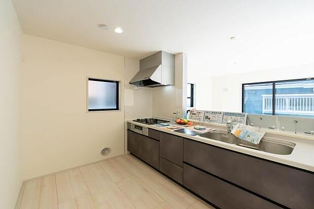 「全体を見渡せる安心感」家族の会話が弾む奥様に人気の高いカウンターキッチン、料理しながらお子様の様子の確認ができ移動しやすい広いキッチンスペースです。