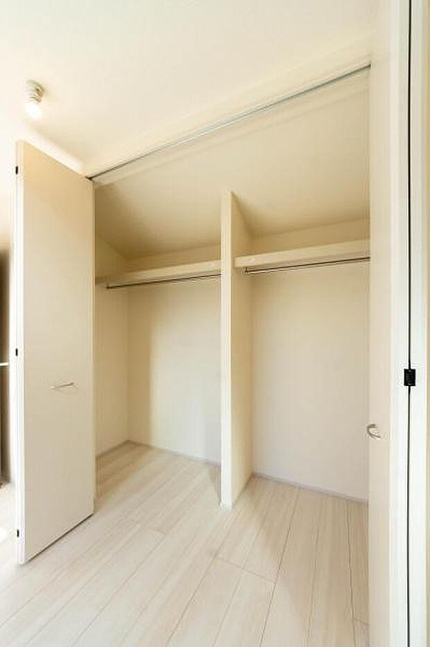 天井まで伸びる収納嬉しい収納力の高いクローゼット付き。天井付近までしっかりと収納ができる使い勝手の良いクローゼット。
