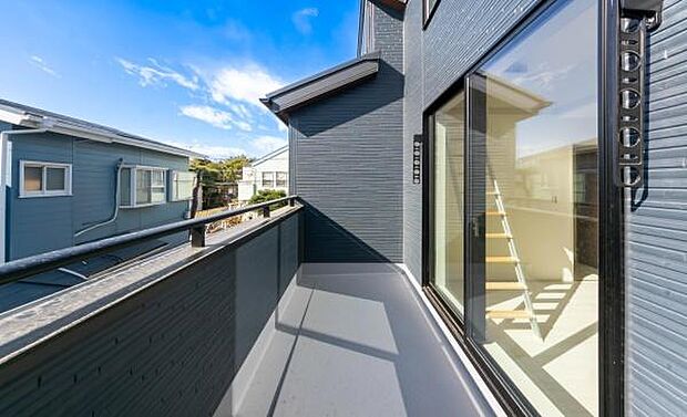 「清々しいバルコニー」広々としたバルコニーは陽当たりはもちろん、解放感や眺望も楽しめます。碧空を満喫し心が透きとおる。癒される心地よい空間。