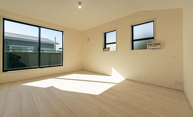 「陽の恵み」 爽やかな陽ざしを感じられる日当たりの良い洋室早起き爽やか、元気な一日に大切な陽の恵み