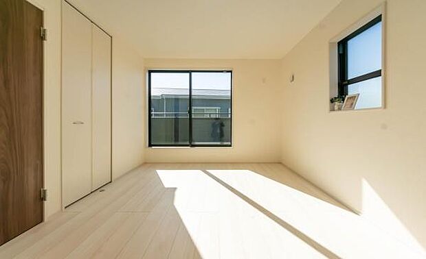 「陽の恵み」 爽やかな陽ざしを感じられる日当たりの良い洋室早起き爽やか、元気な一日に大切な陽の恵み