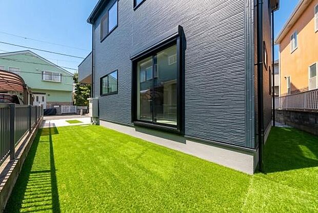 「ガーデンハウスの魅力」家の南側に大きなお庭がある幸せ。当然陽当たりは良好です。(注)人工芝はCGで、イメージ画像です。実際には付いておりません。