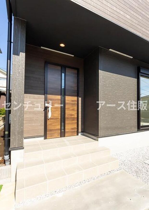 「おかえり」と「いってらっしゃい」を優しく包み込む、明るく広々とした玄関。家族の毎日が、ここから気持ちよく始まります。