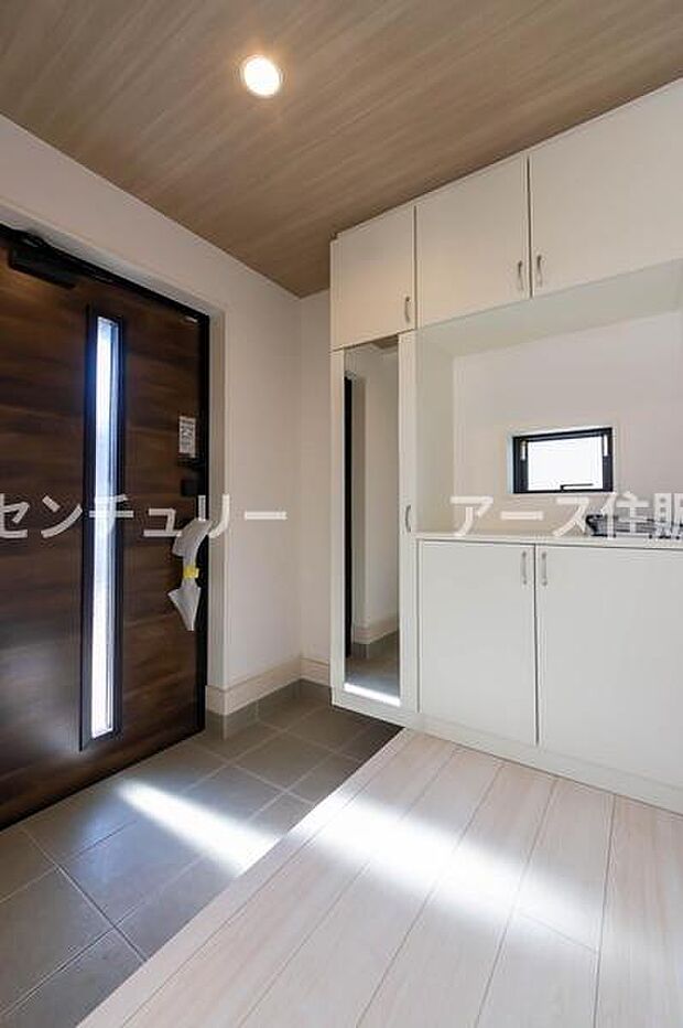 「おかえり」と「いってらっしゃい」を優しく包み込む、明るく広々とした玄関。家族の毎日が、ここから気持ちよく始まります。