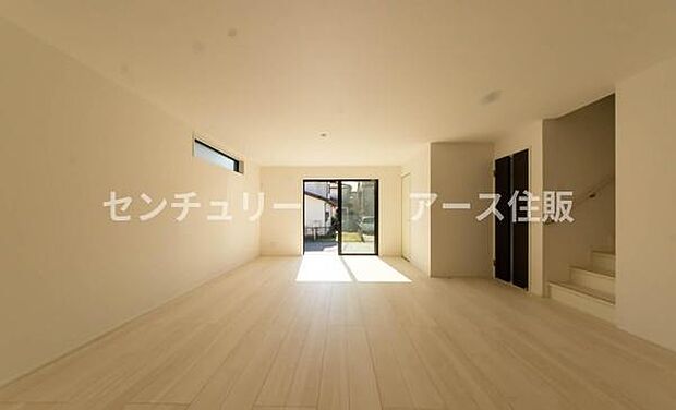 「家族が大好きなリビング」みんなが集まる広いリビング。みんなが大好きなリビングで家族団らん。みんなが集まるからこそ、一層の開放感を手にする素敵な住まい。