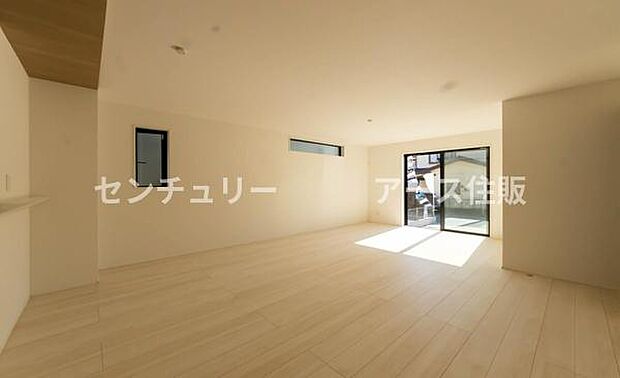 「上質な空間を」開放感と日当たりの良さに恵まれたリビング空間。上質な光は身体だけでなく心も温めてくれる。圧迫感のない空間を是非、ご堪能下さい。