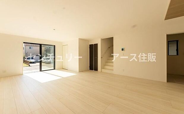 「上質な空間を」開放感と日当たりの良さに恵まれたリビング空間。上質な光は身体だけでなく心も温めてくれる。圧迫感のない空間を是非、ご堪能下さい。