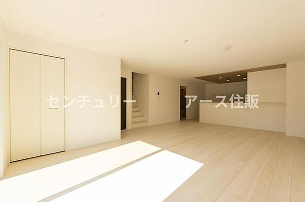 「上質な空間を」開放感と日当たりの良さに恵まれたリビング空間。上質な光は身体だけでなく心も温めてくれる。圧迫感のない空間を是非、ご堪能下さい。