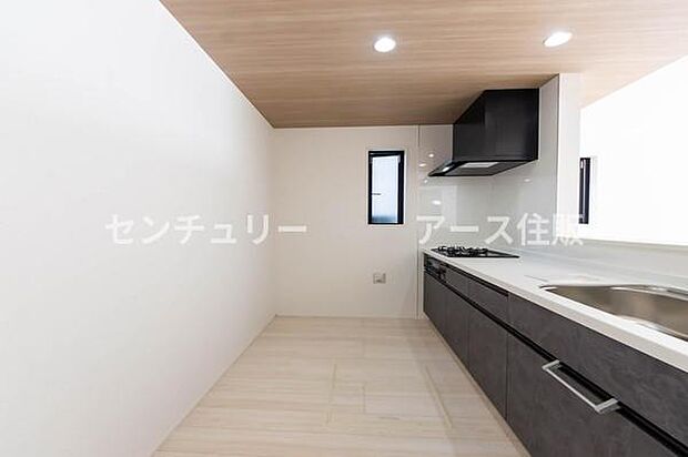 「広々ワイドサイズなシステムキッチン」せっかくのお料理空間。毎日の事だから広々システムキッチン。