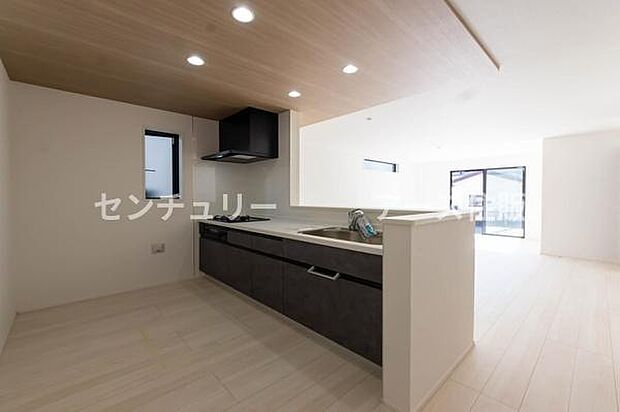 「全体を見渡せる安心感」家族の会話が弾む奥様に人気の高いカウンターキッチン、料理しながらお子様の様子の確認ができ移動しやすい広いキッチンスペースです。