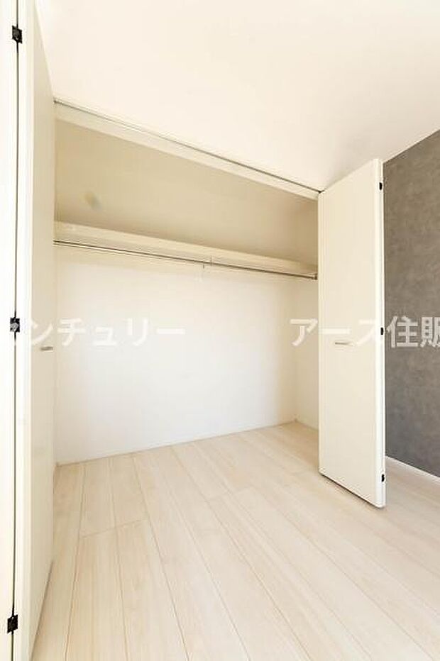 天井まで伸びる収納嬉しい収納力の高いクローゼット付き。天井付近までしっかりと収納ができる使い勝手の良いクローゼット。