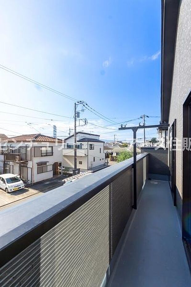 「清々しいバルコニー」広々としたバルコニーは陽当たりはもちろん、解放感や眺望も楽しめます。碧空を満喫し心が透きとおる。癒される心地よい空間。