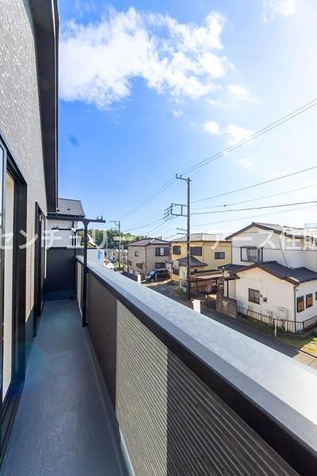 「清々しいバルコニー」広々としたバルコニーは陽当たりはもちろん、解放感や眺望も楽しめます。碧空を満喫し心が透きとおる。癒される心地よい空間。