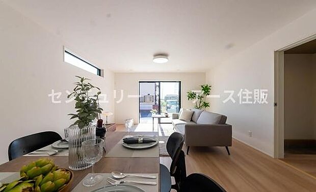 「家族が大好きなリビング」みんなが集まる広いリビング。みんなが大好きなリビングで家族団らん。みんなが集まるからこそ、一層の開放感を手にする素敵な住まい。