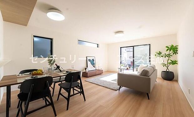 「上質な空間を」開放感と日当たりの良さに恵まれたリビング空間。上質な光は身体だけでなく心も温めてくれる。圧迫感のない空間を是非、ご堪能下さい。