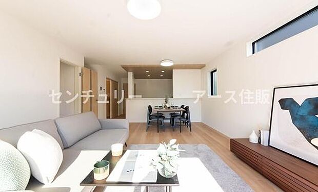 「上質な空間を」開放感と日当たりの良さに恵まれたリビング空間。上質な光は身体だけでなく心も温めてくれる。圧迫感のない空間を是非、ご堪能下さい。