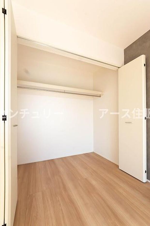 天井まで伸びる収納嬉しい収納力の高いクローゼット付き。天井付近までしっかりと収納ができる使い勝手の良いクローゼット。
