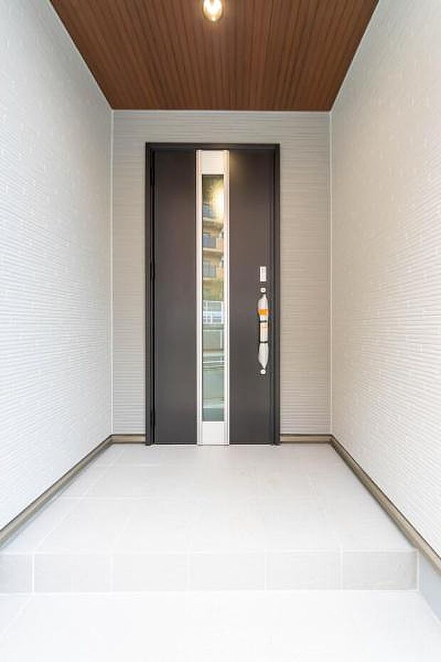 「おかえり」と「いってらっしゃい」を優しく包み込む、明るく広々とした玄関。家族の毎日が、ここから気持ちよく始まります。