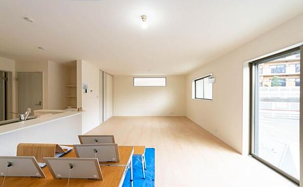 陽光がたっぷり注ぐリビングは、家族の笑顔が自然と集まる温かな空間。心地よい開放感に包まれて、ゆったりとした休日を過ごしませんか?