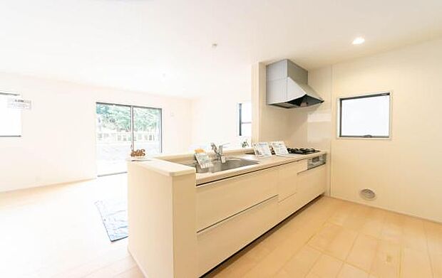 「全体を見渡せる安心感」家族の会話が弾む奥様に人気の高いカウンターキッチン、料理しながらお子様の様子の確認ができ移動しやすい広いキッチンスペースです。