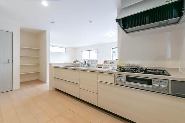 「広々ワイドサイズなシステムキッチン」せっかくのお料理空間。毎日の事だから広々システムキッチン。