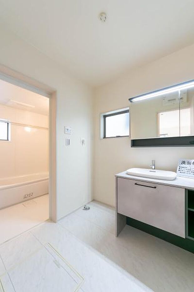 一日の疲れを解き放つ、温もり溢れる癒しの空間。広々とした浴槽と明るい窓が開放感を演出し、親子でゆったりリラックスした時間を過ごせます。