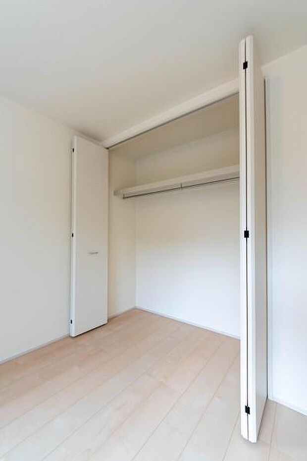 天井まで伸びる収納嬉しい収納力の高いクローゼット付き。天井付近までしっかりと収納ができる使い勝手の良いクローゼット。