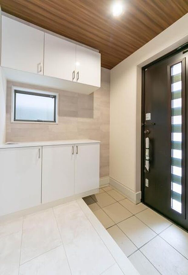 「おかえり」と「いってらっしゃい」を優しく包み込む、明るく広々とした玄関。家族の毎日が、ここから気持ちよく始まります。