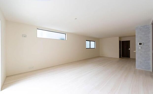 「プライベート感を愉しむリビング空間」開放感と日当たりの良さに恵まれた爽快なリビング空間。誰にも邪魔されないプライベート感を感じる開放的なリビング。風が抜け、光が差し込むリビング。