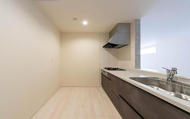 「全体を見渡せる安心感」家族の会話が弾む奥様に人気の高いカウンターキッチン、料理しながらお子様の様子の確認ができ移動しやすい広いキッチンスペースです。