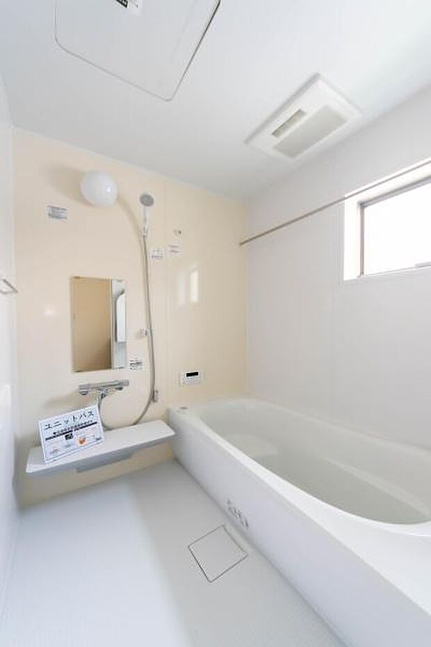 一日の疲れを癒す、窓付きの明るいバスルーム。スタイリッシュなアクセントパネルが、贅沢なバスタイムを演出します。