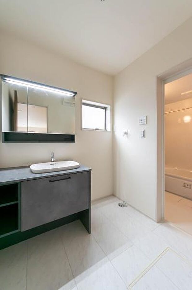 一日の疲れを解き放つ、温もり溢れる癒しの空間。広々とした浴槽と明るい窓が開放感を演出し、親子でゆったりリラックスした時間を過ごせます。