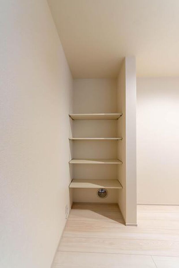 大容量のパントリー付きで、キッチン周りはいつもスッキリ。家事効率を考えた動線が、家族と過ごすゆとりの時間を生み出してくれます。