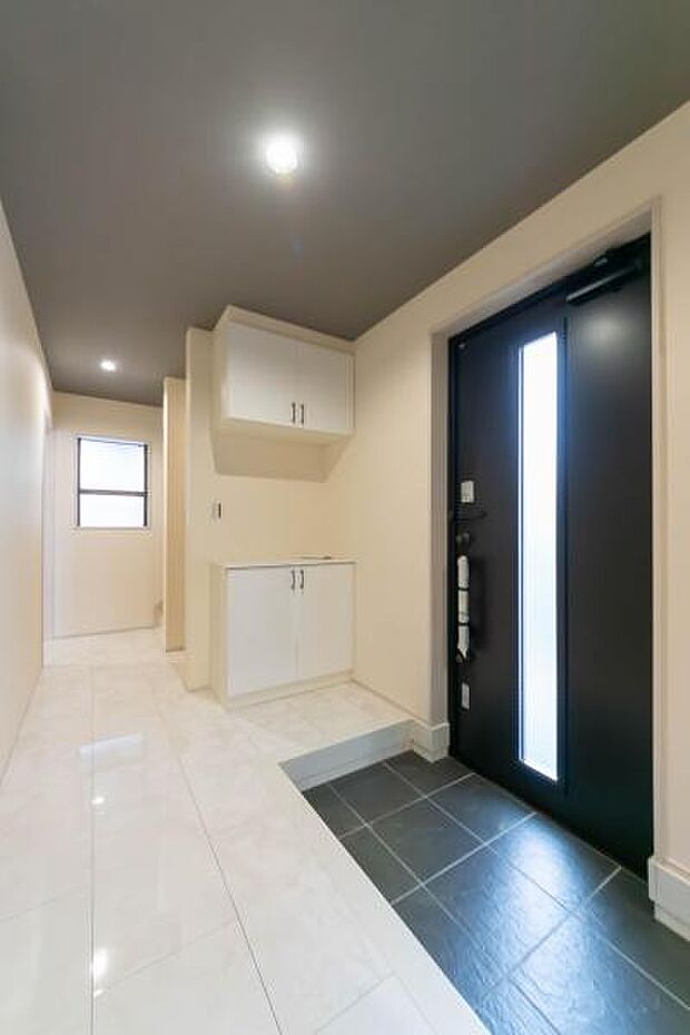 「おかえり」と「いってらっしゃい」を優しく包み込む、明るく広々とした玄関。家族の毎日が、ここから気持ちよく始まります。