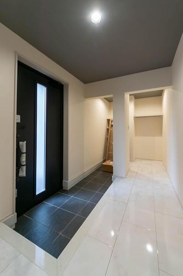 「おかえり」と「いってらっしゃい」を優しく包み込む、明るく広々とした玄関。家族の毎日が、ここから気持ちよく始まります。