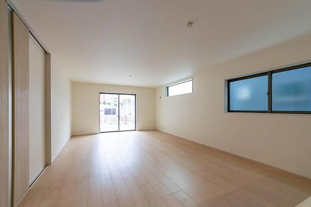 「プライベート感を愉しむリビング空間」開放感と日当たりの良さに恵まれた爽快なリビング空間。誰にも邪魔されないプライベート感を感じる開放的なリビング。風が抜け、光が差し込むリビング。