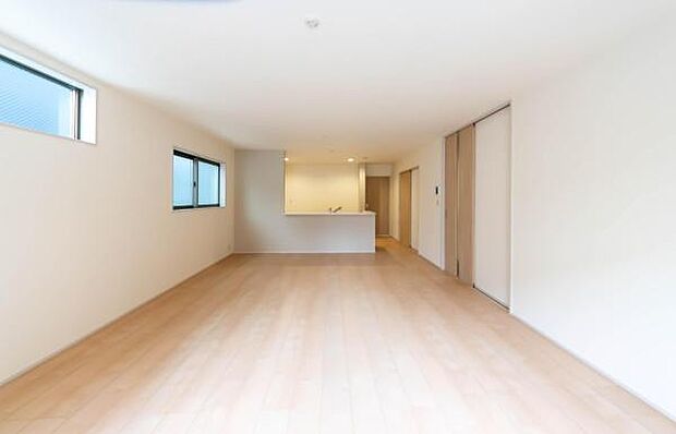 「家族が大好きなリビング」みんなが集まる広いリビング。みんなが大好きなリビングで家族団らん。みんなが集まるからこそ、一層の開放感を手にする素敵な住まい。