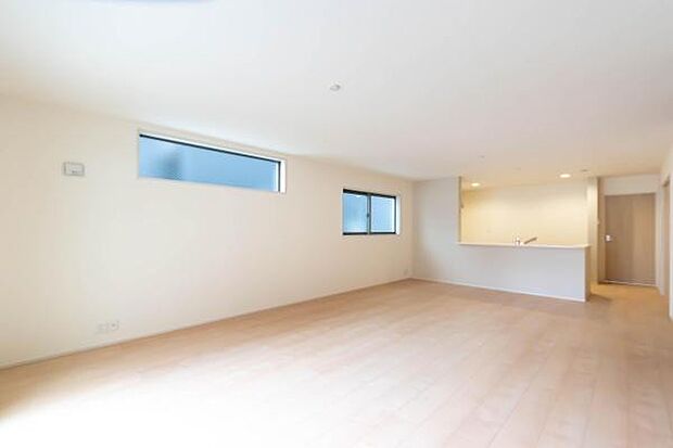 陽光がたっぷり注ぐリビングは、家族の笑顔が自然と集まる温かな空間。心地よい開放感に包まれて、ゆったりとした休日を過ごしませんか?