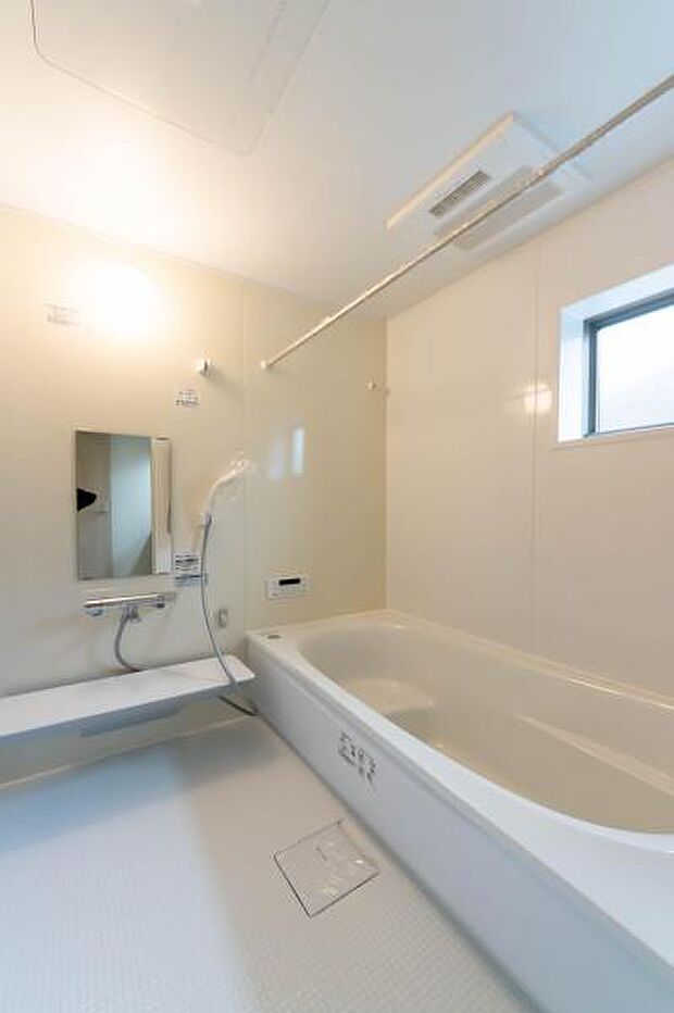 一日の疲れを癒す、窓付きの明るいバスルーム。スタイリッシュなアクセントパネルが、贅沢なバスタイムを演出します。