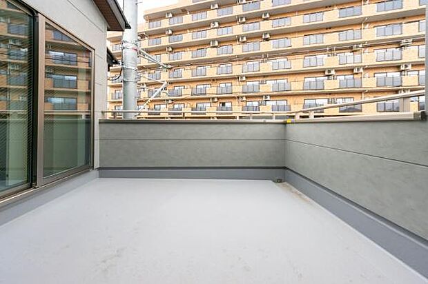 「清々しいバルコニー」広々としたバルコニーは陽当たりはもちろん、解放感や眺望も楽しめます。碧空を満喫し心が透きとおる。癒される心地よい空間。