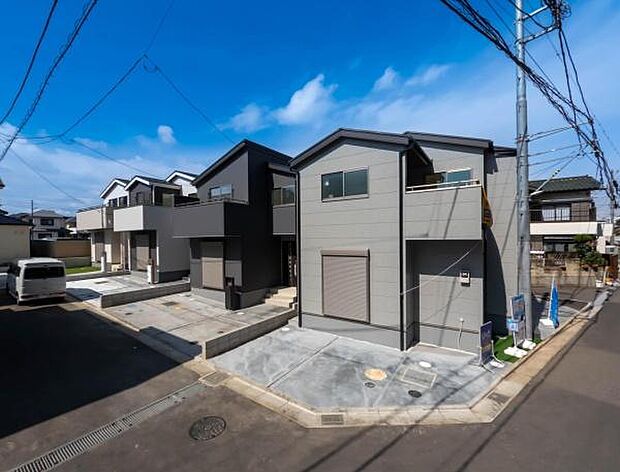 誇りを感じる美しい外観で、毎日を心地よくスタート。ゆとりのカースペース2台付きは、家族のお出かけをスムーズにし、暮らしを豊かに彩ります。解放的で陽当たりが良く、魅力ポイントです。