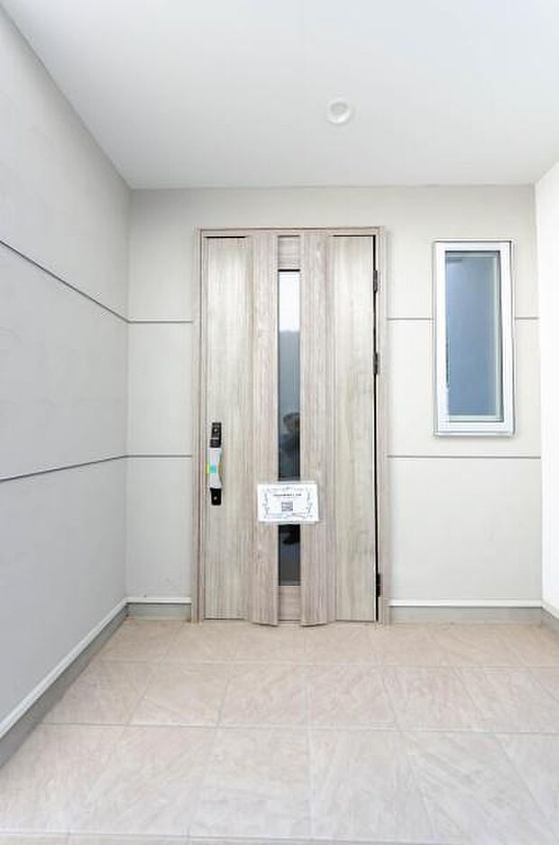 「おかえり」と「いってらっしゃい」を優しく包み込む、明るく広々とした玄関。家族の毎日が、ここから気持ちよく始まります。