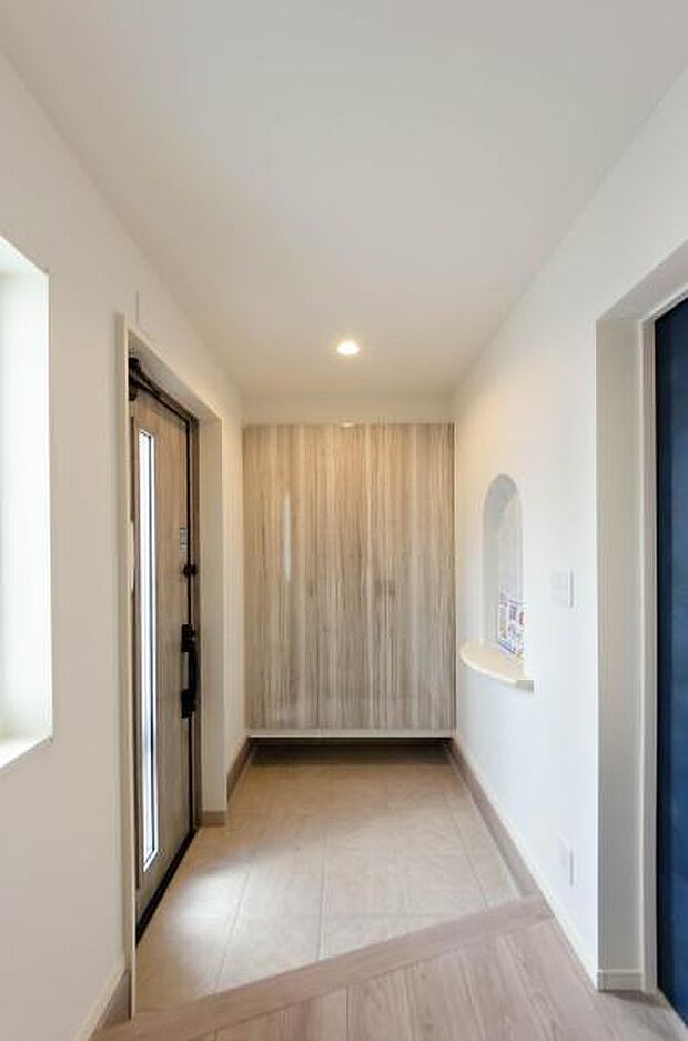 「おかえり」と「いってらっしゃい」を優しく包み込む、明るく広々とした玄関。家族の毎日が、ここから気持ちよく始まります。